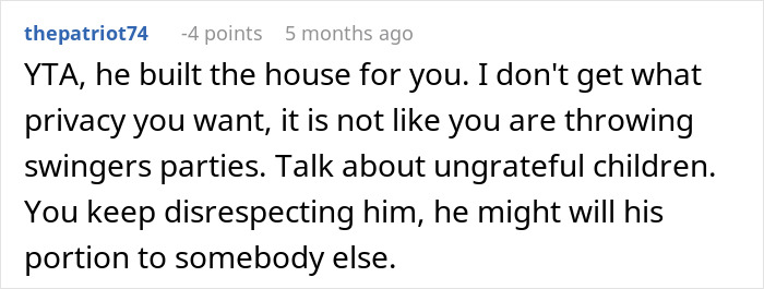 Reddit comment discussing vacation house security cameras and family privacy.