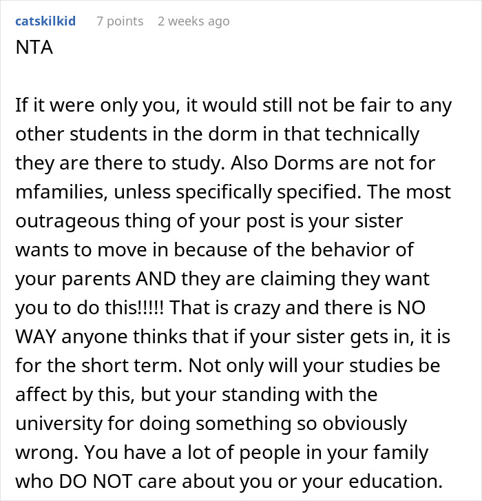 Reddit comment discussing issues with sharing a college dorm room with a sister and her baby.
