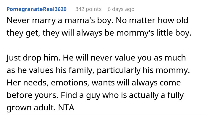 Reddit comment advising to avoid mama's boys and highlighting issues in relationships with guys who prioritize their moms over girlfriends.