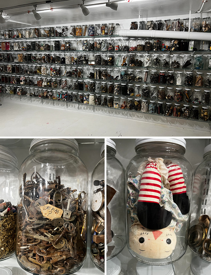 Estantes con frascos que contienen objetos extraños y muñecos, reflejando sorpresa tras mudanza a casa nueva.