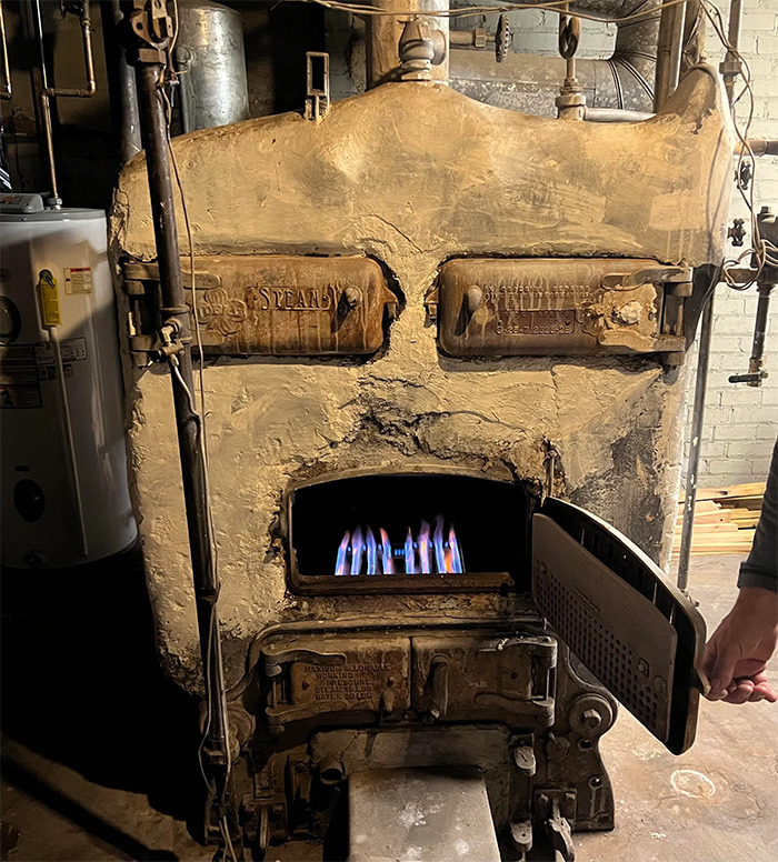 Caldera antigua encendida en sótano de casa nueva, causando miedo y sorpresa a las personas tras mudarse.