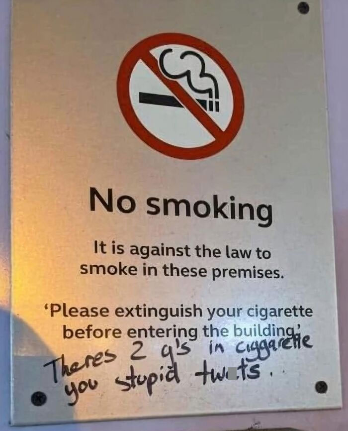 No smoking sign with graffiti correcting spelling, showcasing confidently incorrect humor.