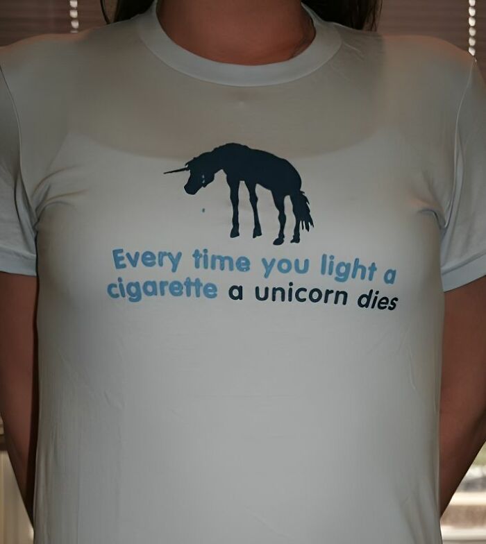 Camiseta blanca con diseño divertido y ridículo de unicornio triste y texto en inglés sobre fumar cigarrillos.