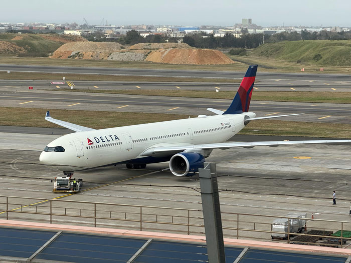 Delta aircraft on runway, illustrating air travel and passenger seating disputes involving "Platinum" status.