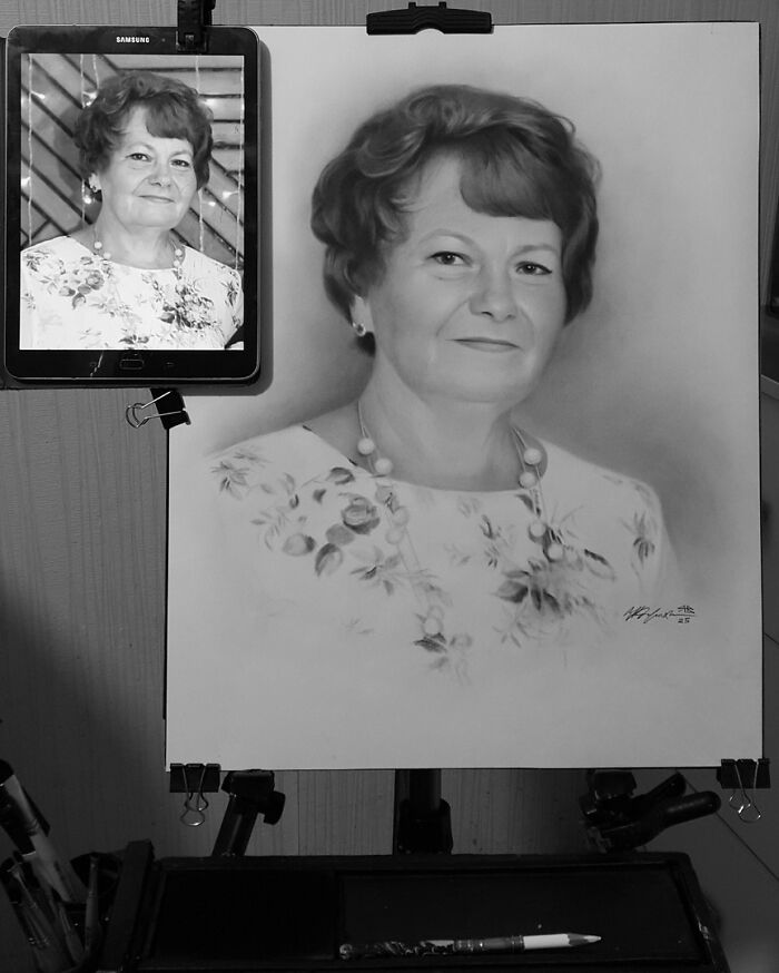 Hyper-realistic pencil portrait of a woman next to its reference photo on a tablet.