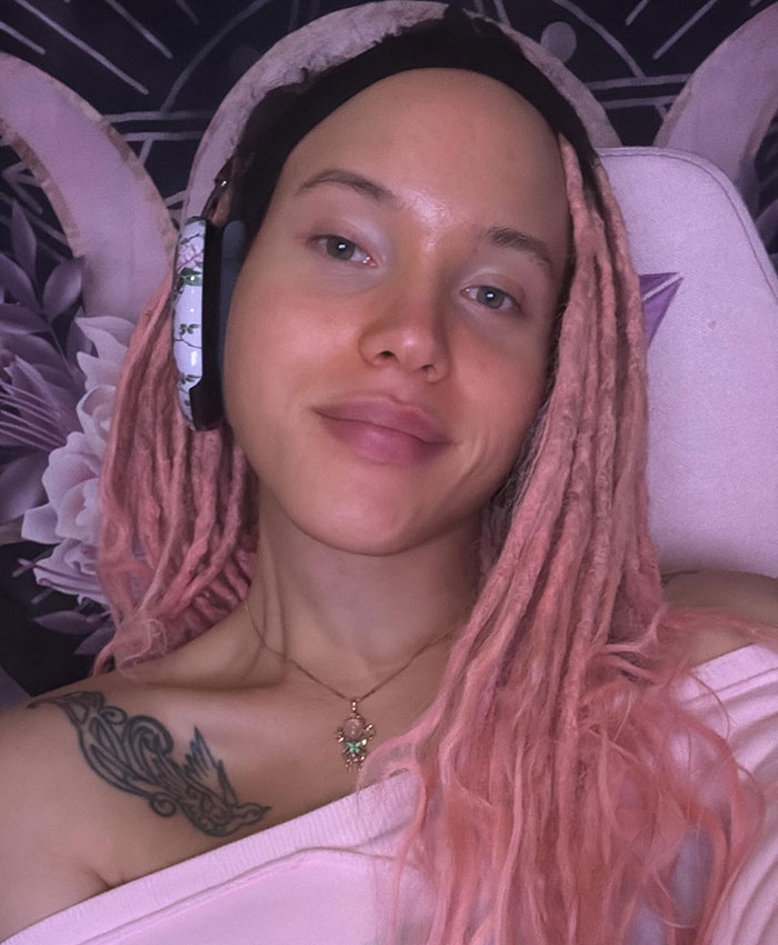 Person with pink dreadlocks and headphones lying back, representing Robert De Niro's daughter transgender interview topic. Person with pink dreadlocks and headphones lying back, representing Robert De Niro's daughter transgender interview topic.