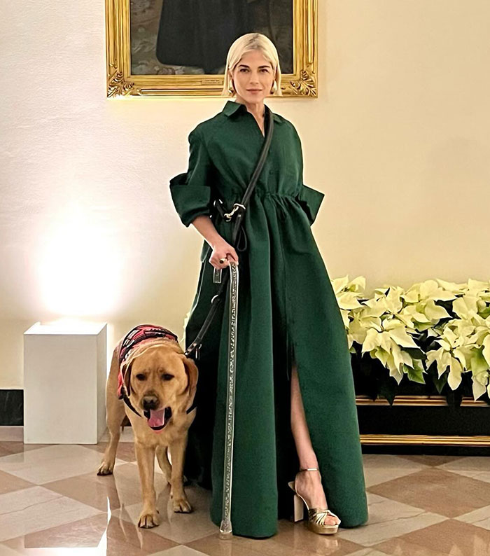 Selma Blair in a green dress on the red carpet, showcasing amazing personality with her service dog. Selma Blair in a green dress on the red carpet, showcasing amazing personality with her service dog.