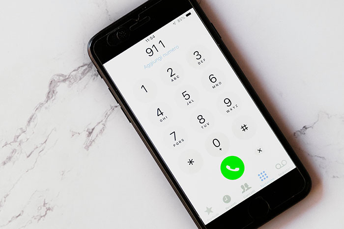 Smartphone screen displaying emergency number 911, a lifesaver tip.