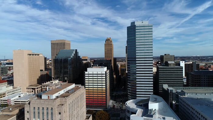 Skyline view of a US city featuring tall buildings, highlighting a top travel destination for summer.