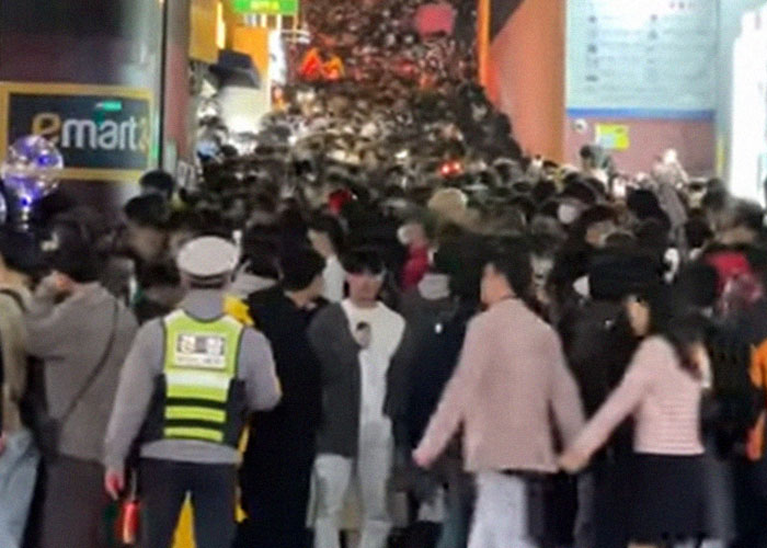 Multitud aglomerada en una calle, escena evocando experiencias salvajes.