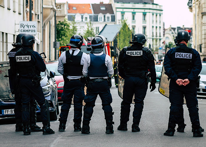 Policías en una calle urbana, listos para intervenir. Experiencias salvajes donde la gente debía irse rápido.