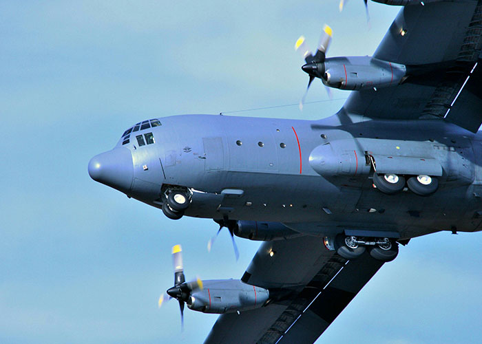 Avión militar en vuelo azul cielo, representa experiencias salvajes.