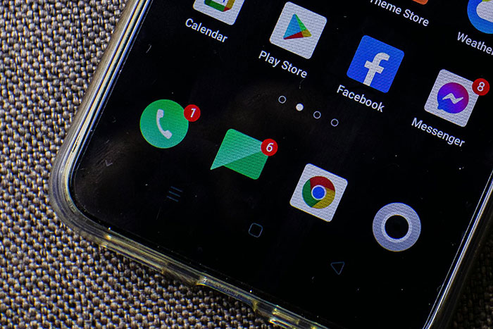 Smartphone screen with notifications for calls and messages, featuring icons like Calendar and Facebook. Smartphone screen with notifications for calls and messages, featuring icons like Calendar and Facebook.