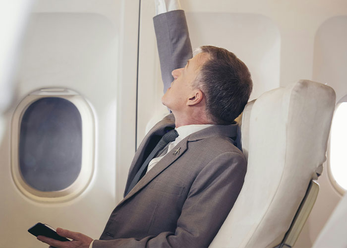 50 Travelling Dramas That Happened Because People Just Can’t Sit In Their Assigned Seats