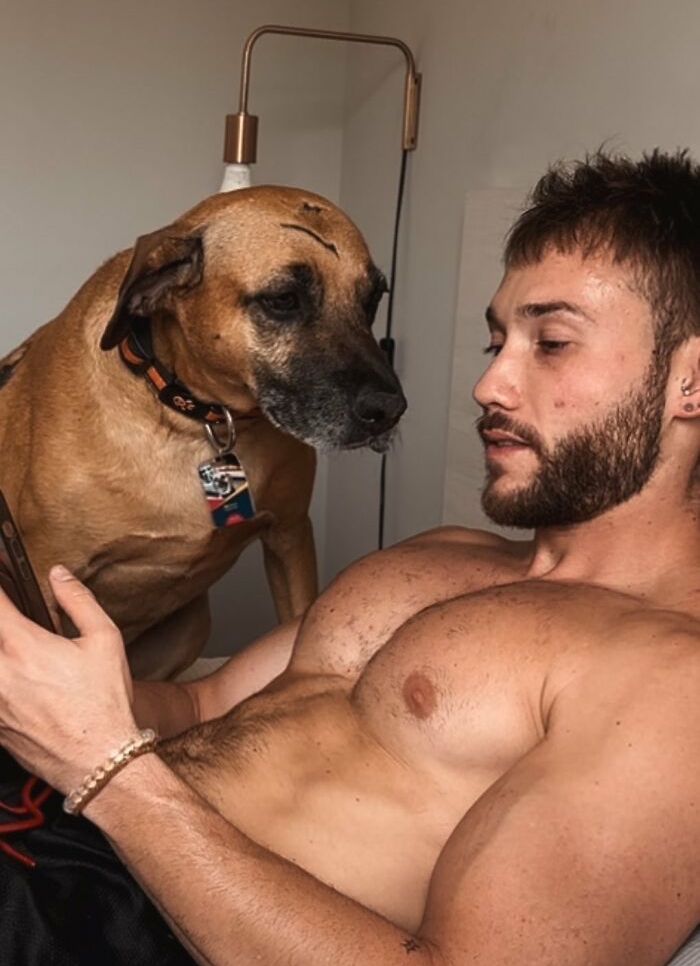 Man interacting with a dog, highlighting the remarkable story of Matu&ecirc;, the gas station hero saving hundreds of dogs.