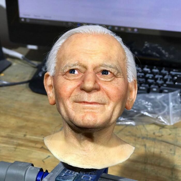 Hyper-realistic sculpture bust of an elderly man showcasing Ruben Orozco Loza’s breathtaking realism in art.