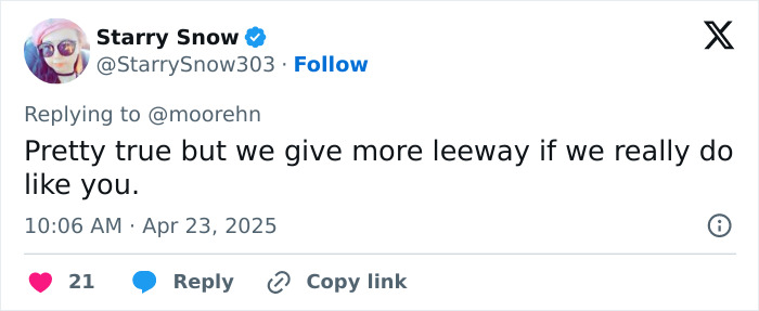 Tweet by user Starry Snow discussing a man's surprisingly accurate take on why women love being alone.