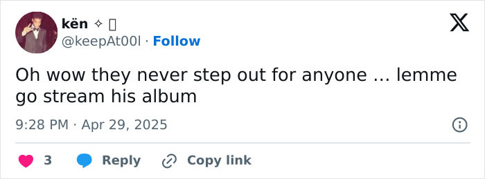 Screenshot of a social media post reacting to Sasha Obama showing off her figure beside Malia at a party. Screenshot of a social media post reacting to Sasha Obama showing off her figure beside Malia at a party.