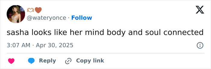 Sasha Obama showing off her figure beside Malia at a party following parents' divorce rumors break silence Sasha Obama showing off her figure beside Malia at a party following parents' divorce rumors break silence