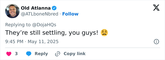 Doja Cat on the red carpet with visible signs of a plastic surgery mishap, asking fans not to notice. Doja Cat on the red carpet with visible signs of a plastic surgery mishap, asking fans not to notice.