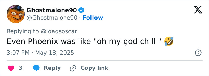 Tweet reacting to Joaquin Phoenix&rsquo;s hand wave with a humorous comment decoded by a lip reader in a viral moment.