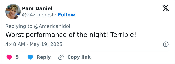 Screenshot of a critical Twitter comment about Jessica Simpson&rsquo;s live TV performance described as an absolute train wreck.