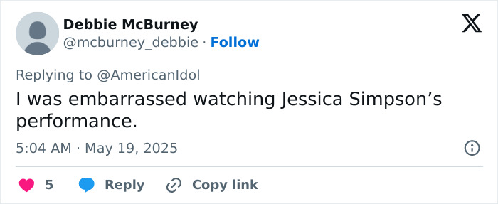 Screenshot of a tweet criticizing Jessica Simpson&rsquo;s first live TV performance in 15 years as an absolute train wreck.