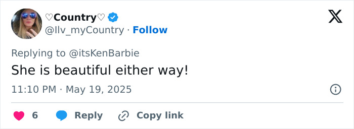 Pamela Anderson con estilo glamuroso de los 90, maquillaje de ojos audaz y cabello perfectamente peinado vintage. Pamela Anderson con estilo glamuroso de los 90, maquillaje de ojos audaz y cabello perfectamente peinado vintage.