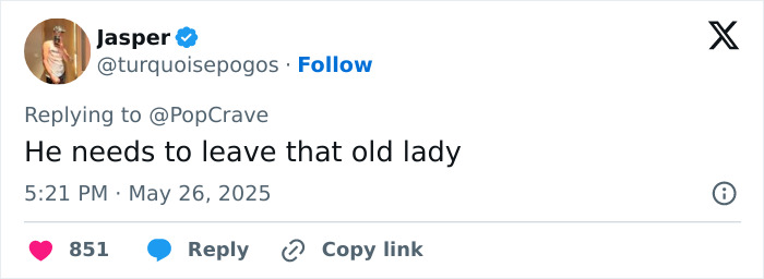 Tweet by Jasper criticizing Emmanuel Macron, referencing the airport incident and rumors about his teacher-student past. Tweet by Jasper criticizing Emmanuel Macron, referencing the airport incident and rumors about his teacher-student past.