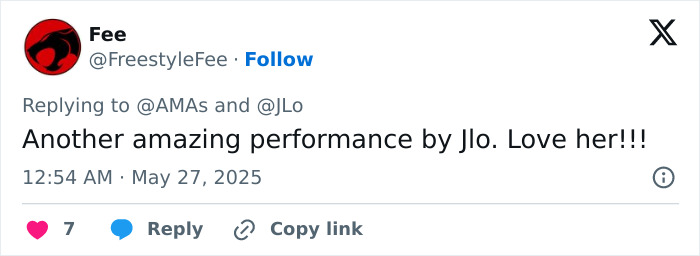 Screenshot of a tweet praising Jennifer Lopez&rsquo;s performance during the AMAs amid controversy over a lesbian kiss.