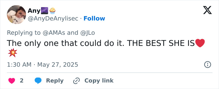 Tweet praising Jennifer Lopez, highlighting public reaction to her lesbian kiss moment during the AMAs performance.