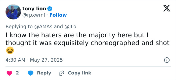 Social media response praising Jennifer Lopez's choreographed lesbian kiss at the AMAs despite criticism.