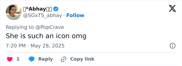 Screenshot of a tweet praising Jenna Ortega, highlighting her bold fashion choice and personal struggles with tension and fear.