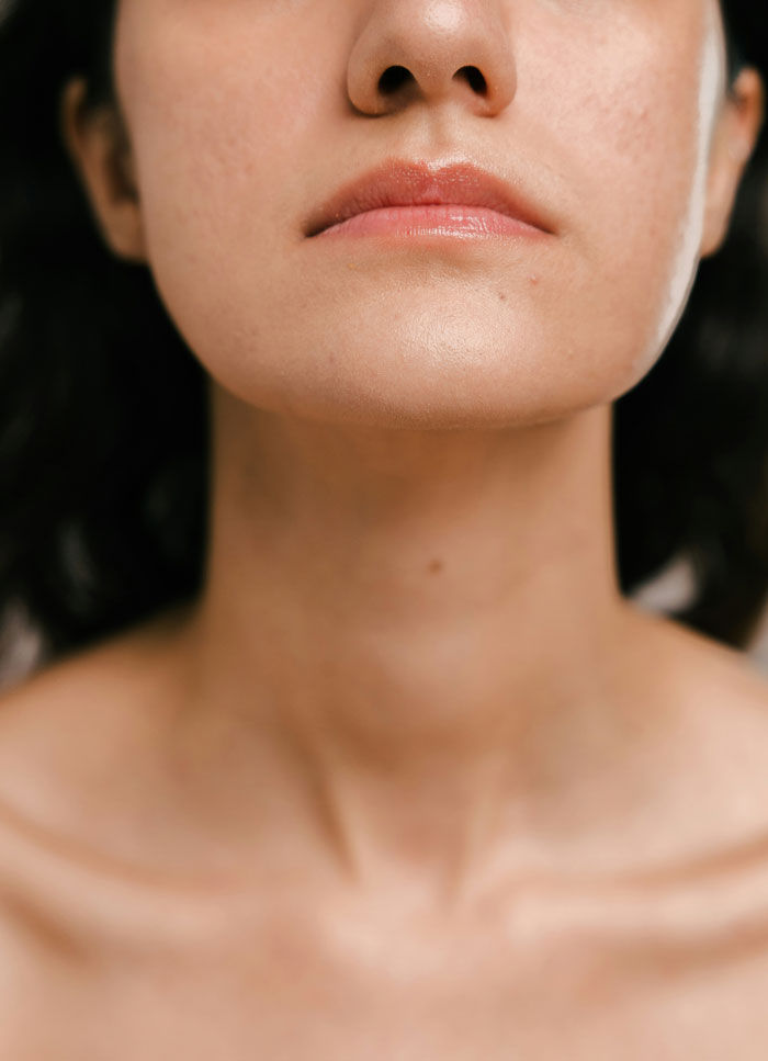 Plano detalle del cuello y rostro de mujer, ilustrando temas relacionados con expertos en autopsias y hallazgos singulares.