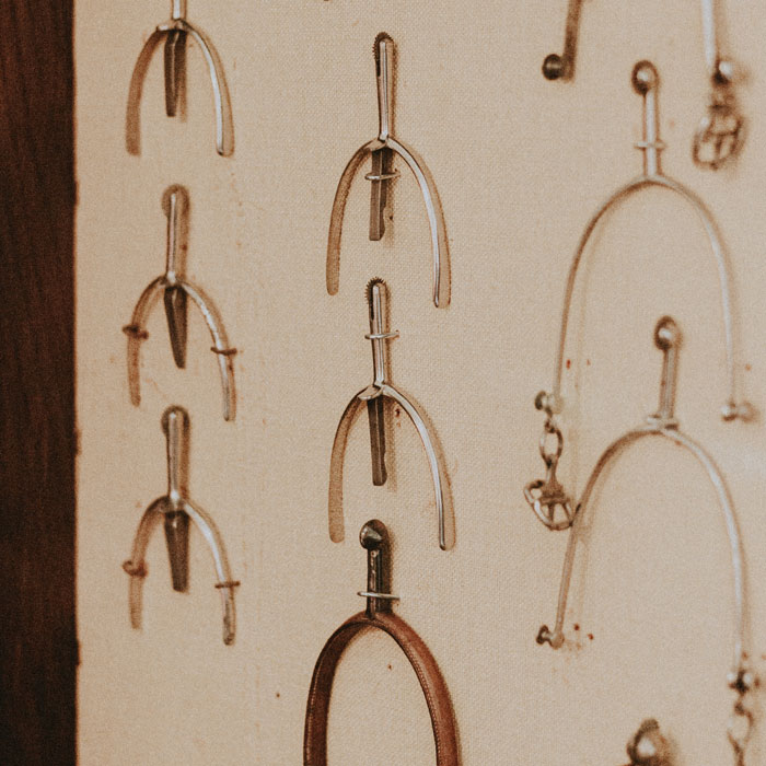 Instrumentos antiguos de autopsias exhibidos en pared, usados por expertos para hallazgos singulares y extraños.