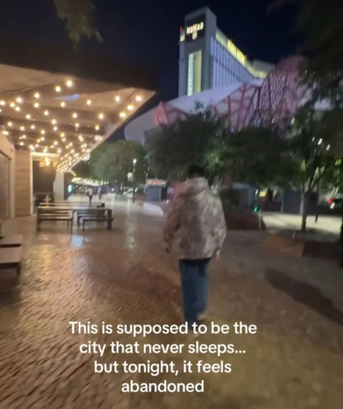 Empty city street at night with few people, highlighting the decline in US tourism and economic losses in the tourism sector.