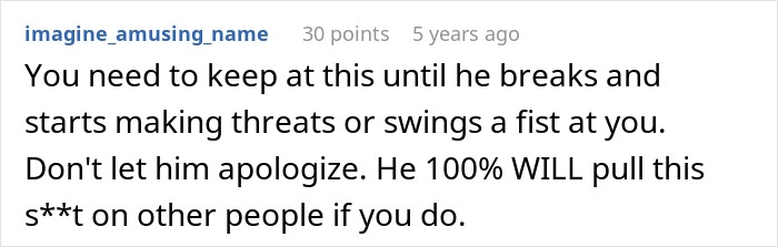 Screenshot of a user comment advising persistence against a boss enforcing a strict one-minute late rule to stop overtime abuse.