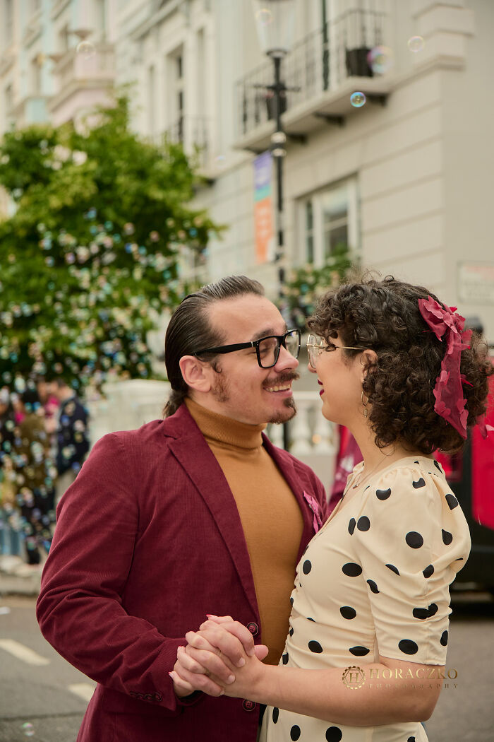 A Stylish London Engagement Photoshoot In Notting Hill (23 Pics)