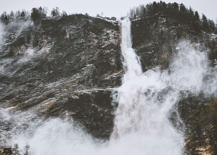 “We Need To Leave… Now”: 40 Heart-Pounding Moments When Gut Instinct Meant Everything