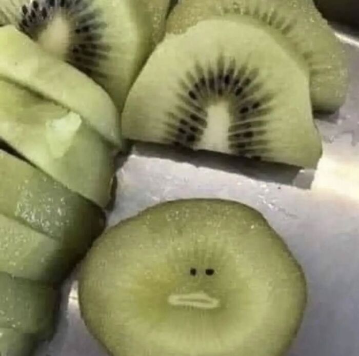 Rebanadas de kiwi con aspecto extraño y expresiones faciales sorprendentes en imágenes malditas a todos los niveles.