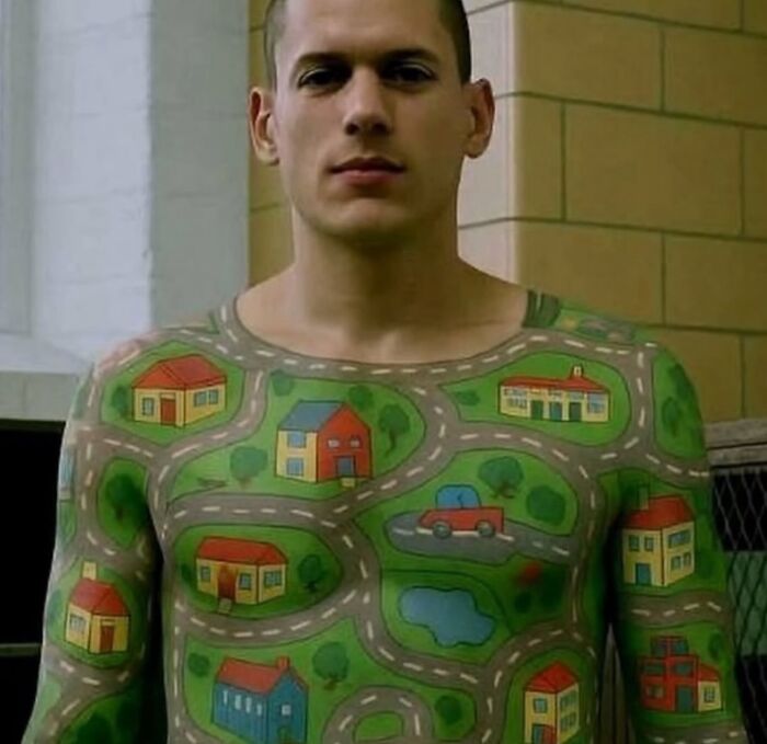 Hombre con cuerpo pintado con casas y carreteras en estilo dibujo animado en imagen maldita impactante.