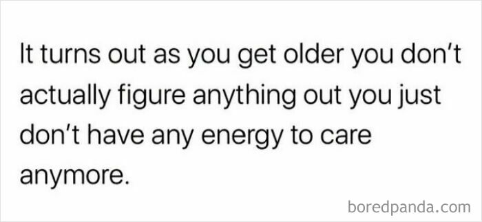 Text meme about aging and losing energy, reflecting humor related to anxiety and its daily challenges.