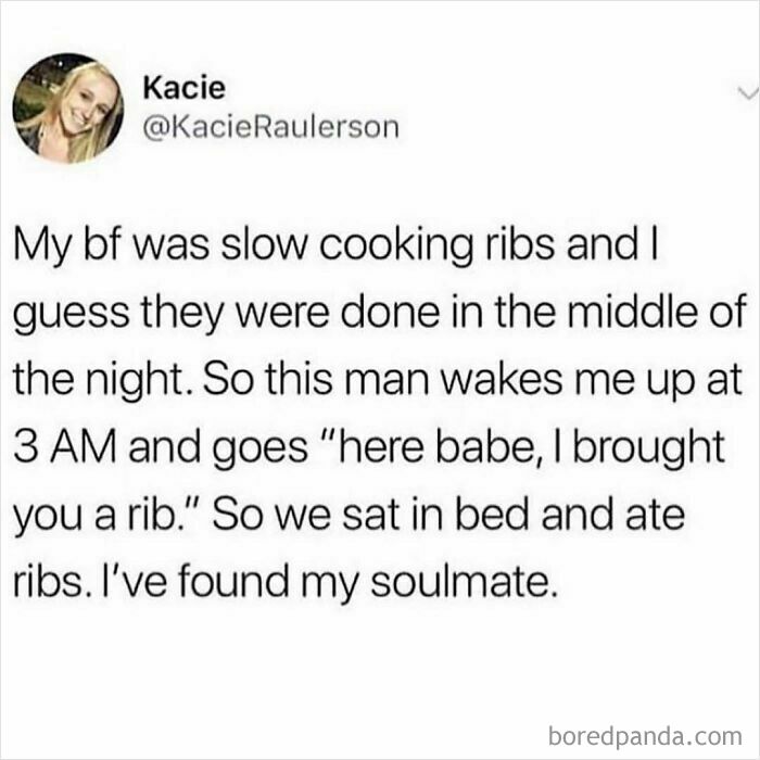 Text post about a boyfriend waking up at 3 AM to share ribs, highlighting relatable shower feels moments.