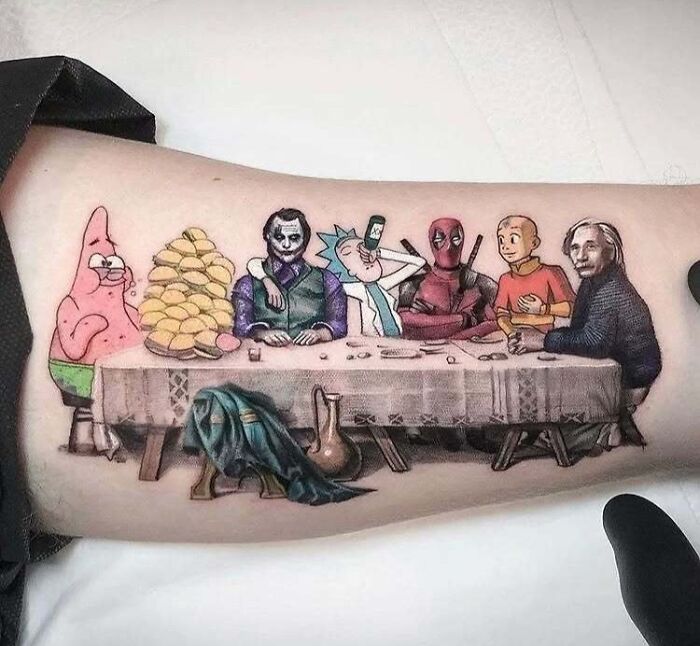 Tatuaje creativo con personajes famosos y animados en una escena divertida, ejemplo de tatuajes graciosos y originales.