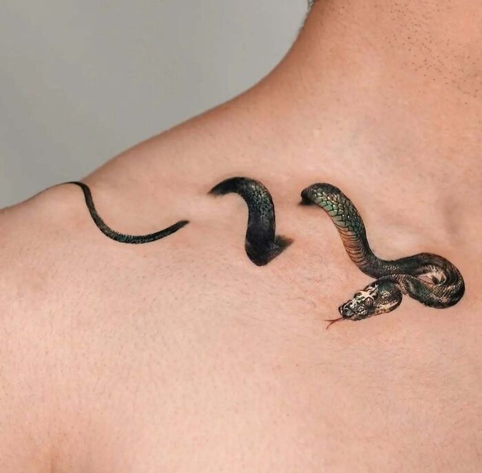 Tatuaje realista de serpiente en el pecho de una persona, ejemplo destacado de tatuajes creativos y sorprendentes.
