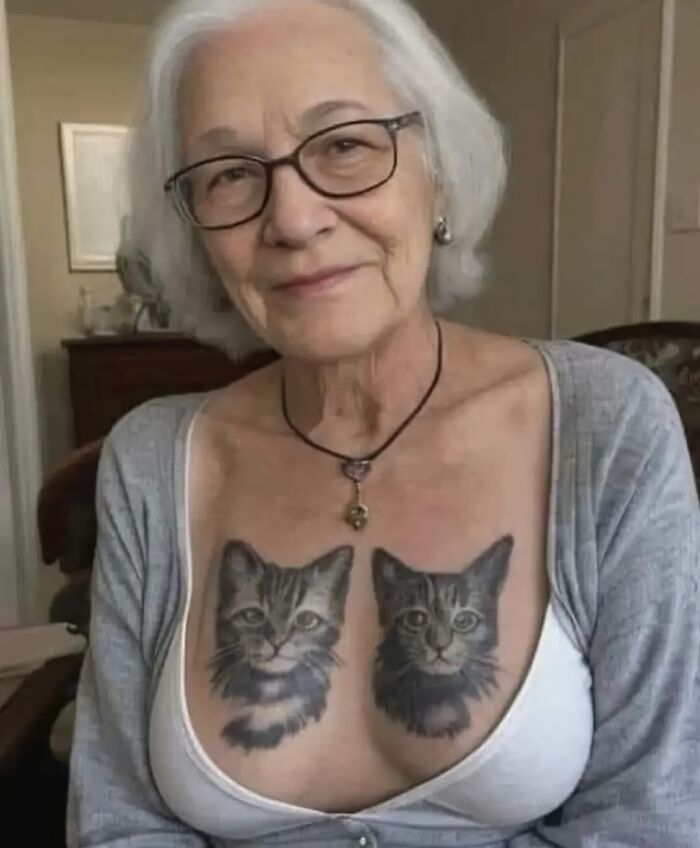 Mujer mayor con tatuajes de gatos realistas en el pecho, ejemplo de personas con tatuajes desde lo gracioso hasta lo terrible.