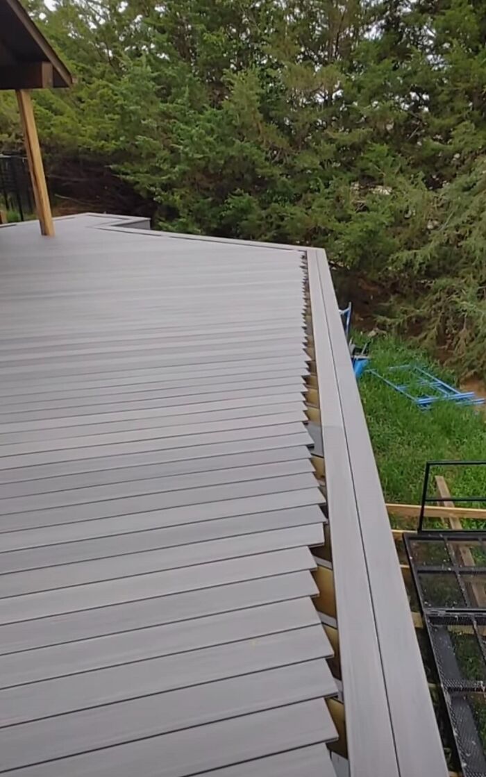 Tejado deteriorado con instalación defectuosa, ejemplo claro de cosas que salieron mal compartidas por usuarios.