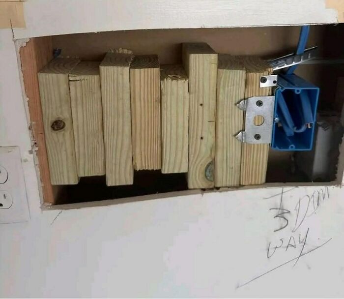 Madera mal colocada en pared con caja eléctrica azul y cables, ejemplo claro de cosas que salieron mal compartidas por gente.
