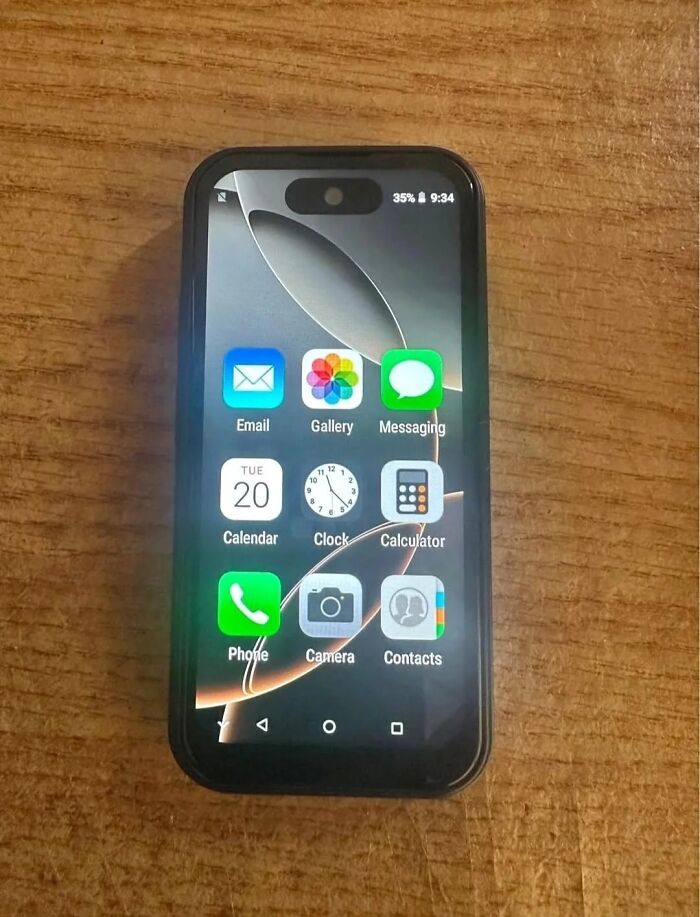 Teléfono con pantalla rota mostrando aplicaciones básicas, un claro ejemplo de cosas que salieron mal compartidas por usuarios.