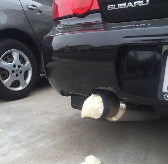 Escape de auto Subaru tapado con espuma blanca rígida que salió mal y la gente compartió la situación divertida.